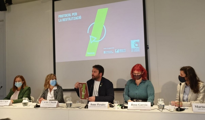 Presentació del Protocol per la Reutilització en el qual, Isaac Peraire, director de l'Agència de Residus de Catalunya sosté el cartell. Font: Agència de Residus de Catalunya