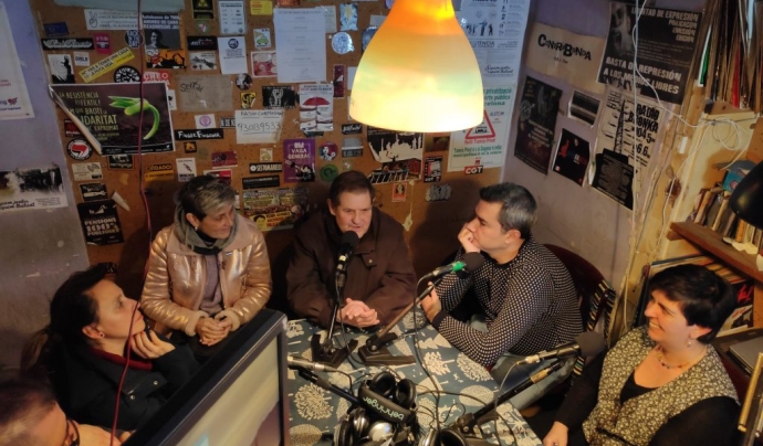 Membres de Ràdio Nikosia realitzant un programa de ràdio Font: Ràdio Nikosia