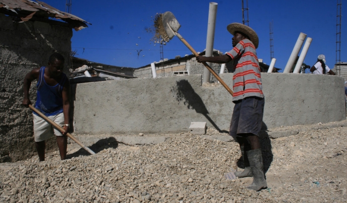 Contruint letrines a Haití. Foto CC d'Oxfam: flickr.com/photos/oxfam/6672380667 Font: 