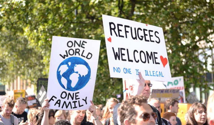 Cartell a favor de l'acollida de refugiats. Font: Ilias Bartolini, Flickr Font: 