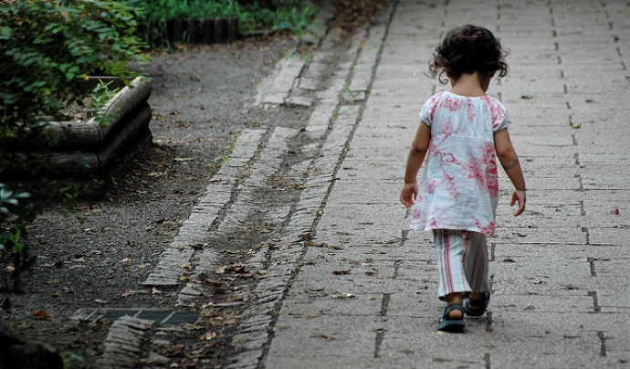 Nena caminant tota sola. Font: Lance Shields, Flickr Font: 