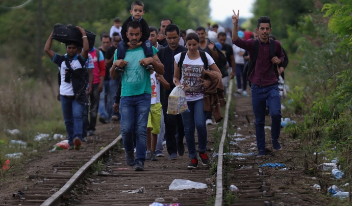 Un grup de refugiats caminen des de Sèrbia fins a Àustria per les vies del tren Font: GETTI IMAGES
