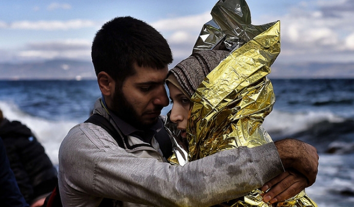 Una parella de refugiats sirians s'abraça tot just arribar a l'illa de Lesbos, a Grècia. Font: Jordi Bernabeu, Flickr  Font: 