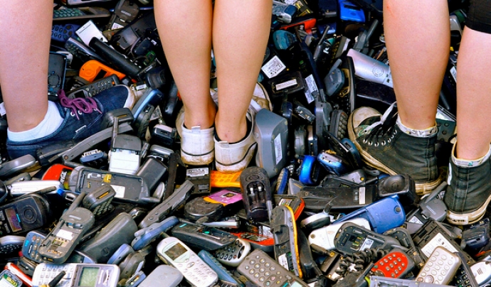 Residus de telèfons mòbils. Font: Fairphone (Flickr) Font: 