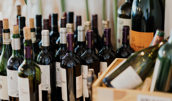 El projecte reWINE ha analitzat com serien els diferents processos de reutilització d'ampolles de vidre del sector vitivinícola català. Font: Llicència CC Unsplash