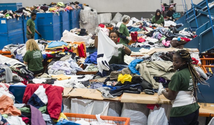 L’any passat, la cooperativa va recollir més de 13.900 tones de roba a través dels seus contenidors taronges. Font: Cooperativa Roba Amiga