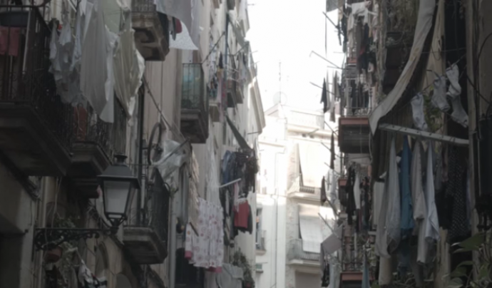 La roba estesa als balcons d'un carrer del Raval Font: 