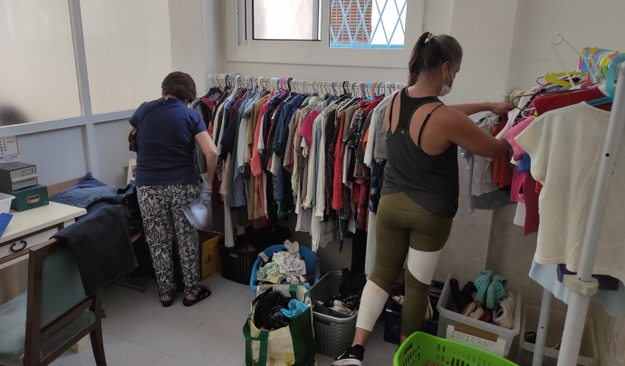 Cada tarda poden passar unes trenta persones pel local per recollir roba. Font: Sandra Pulido.