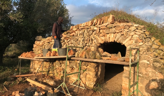 Voluntari restaurant una estructura de pedra seca situada a la població de Rodonyà Font: Col·labora x Paisatge