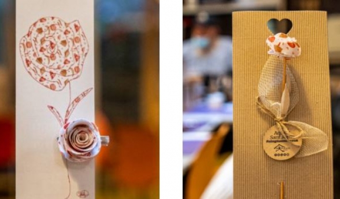 La rosa d'Arrels està feta a mà al taller amb un teixit dissenyat a partir d’il·lustracions de persones que han viscut al carrer i que participen al taller. Font: Arrels Fundació