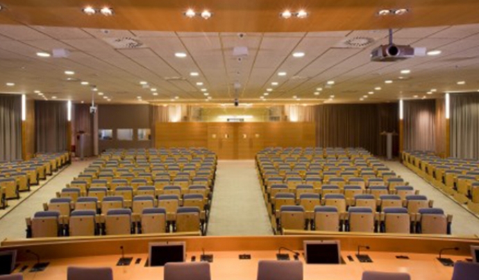Imatge de la sala d'actes del Rectorat de la UAB, on tindrà lloc la jornada. Font: UAB