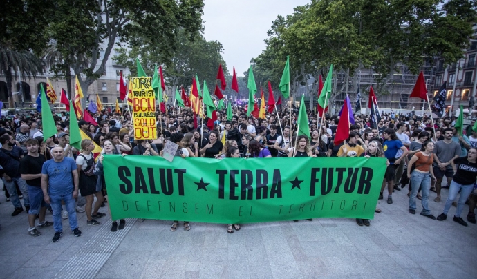 Milers de joves s’han manifestat pels carrers de Barcelona, aplegats sota el moviment ‘Salut, Terra, Futur’. Font: @Arran_jovent (X)