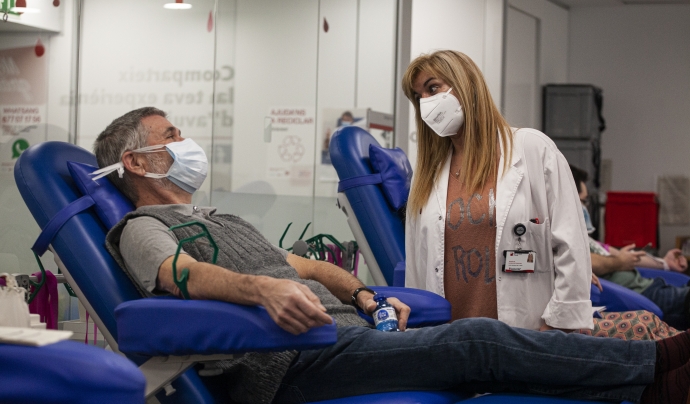 Un home en el moment de donar sang a l'Hospital Clínic de Barcelona. Font: Banc de Sang i Teixits