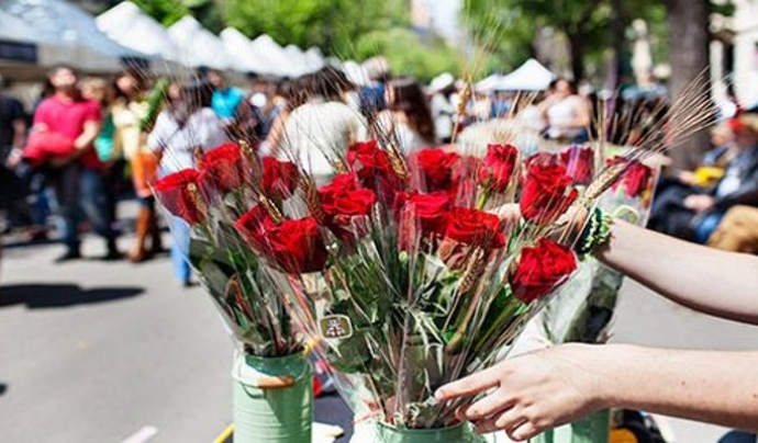 La tradició de regalar llibres i roses per Sant Jordi es fa a molts països del món. Font: Barcelona augmentada