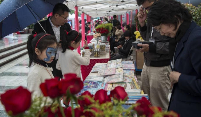 La celebració del Sant Jordi també arriba a la Xina. Font: El País 