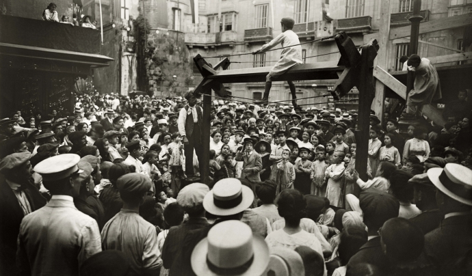 Imatge històrica del tradicional joc de la cucanya de les Festes de Sant Roc Font: 