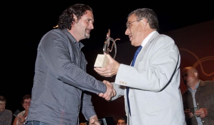 Martí de Joan rep el premi de mans de l'alcalde de Lleida, Àngel Ros (Foto: FSC) Font: 