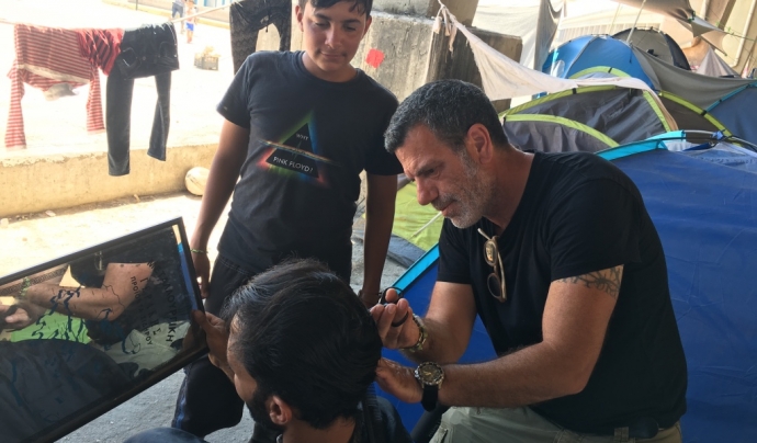 Saul Sancho tallant els cabells a un refugiat. Font: Saul Sancho Font: 