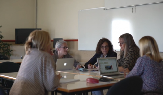 APPS4Me ha desenvolupat una app tot implicant persones migrants, professorat de la Universitat de Barcelona i desenvolupadors/ores Font: Canal de Youtube d'Eloi Martin Busquets