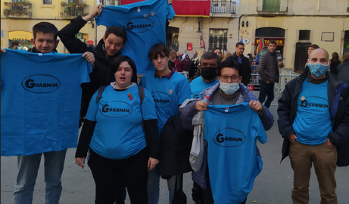 Una de les accions comunitàries del 'Voluntariat sense límits' a les festes de Sant Medir del barri de Gràcia. Font: acidH