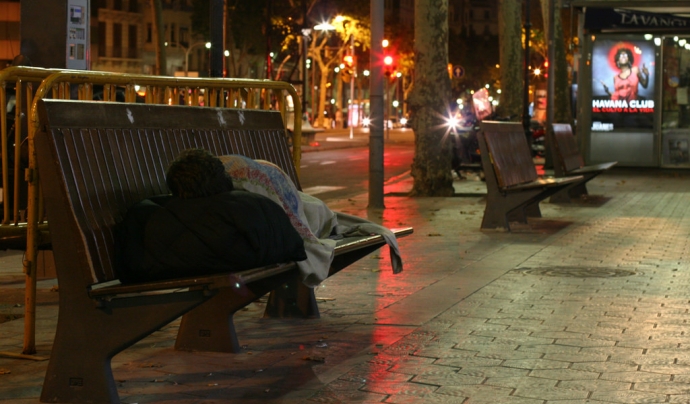 Persona dormint al carrer