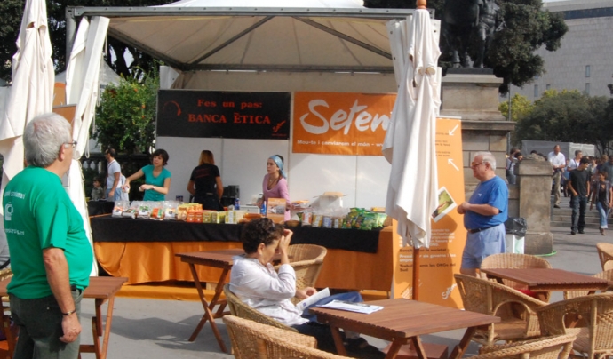 Cafeteria de comerç just en una edició anterior de la Festes de la Mercè. Font: Setem Font: 