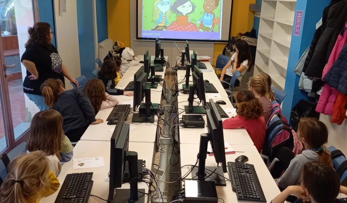 El projecte 'Tecnologia i programació de jocs en femení' va rebre la beca Maria Gaja, atorgada pel Consell Escolar Municipal de Granollers i l'ajuntament. Font: Sorotopia