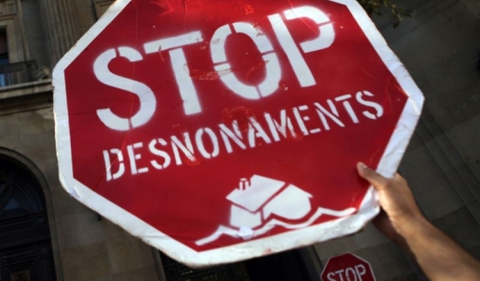 Senyal Stop, amb el missatge Stop desnonaments. Font. web pahbarcelona.org Font: 