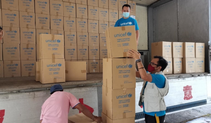 Personal d'emergències humanitàries d'UNICEF organitzant els subministraments enviats a les Filipines. Font: UNICEF.