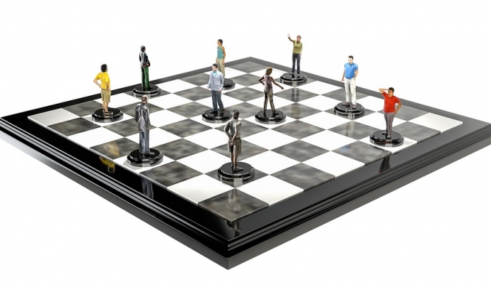 Tauler escacs amb persones Font: Pixabay