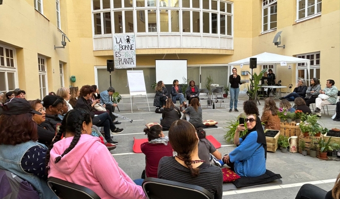 Més de 150 dones van participar en l'assemblea oberta al pati del Centre de Cultura de Dones Francesca Bonnemaison. Font: Colectic.  Font: Colectic