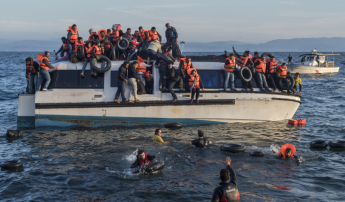 Tasques de salvament marítim amb persones refugiades Font: Wikipedia