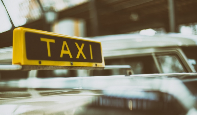 'Porta a porta' és un servei de taxis adaptats que transporta a més de 60 persones de les seves cases fins als seus llocs de treball. Font: Unsplash.