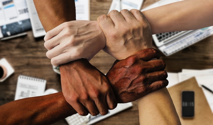 Les mans d'un equip de persones agafades. Font: Tumisu (Pixabay)