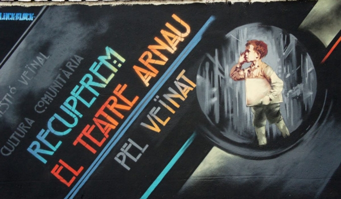 'Recuperem el Teatre Arnau'. Grafit reivindicatiu en un dels murs del barri