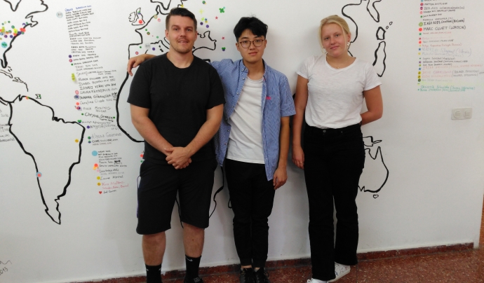 D'esquerra a dreta: Hrubes (29 anys), Yu (19 anys) i Bird (19 anys) a l'oficina de iWith.org on fan les seves pràctiques.  Font: Laura Morral 
