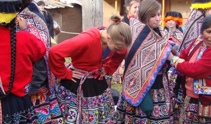 Emprovant-se vestits tradicionals en una comunitat de la Tierra de los Yachqs Font: La Tierra de los Yachaqs