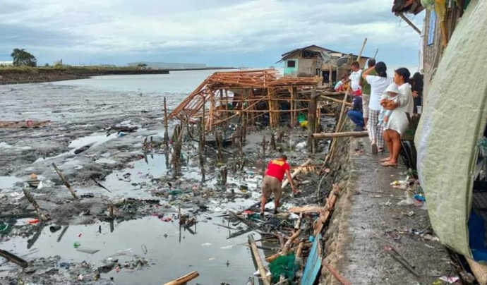 Destrosses provocades pel pas del tifó Rai a les Filipines, impactant el dijous 16 de desembre, amb vents de fins a 270 km/h.  Font: Creu Roja.