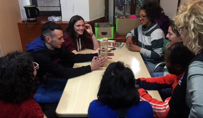 L'entitat compta amb voluntariat jove gràcies a un conveni amb la Universitat de Girona. Font: Traçant Camins