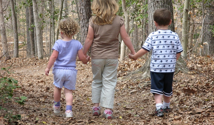 tres nens caminant pel bosc_vastateparkstaff_Flickr Font: 