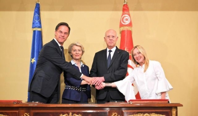 Ursula von der Leyen, Mark Rutte, Giorgia Meloni i Kaïs Saïed, durant la signatura de l'acord. Font: Twitter @vonderleyen