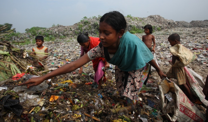 Un prat d'escombraries, en el que juguen nens i nenes (imatge:unicef.org) Font: 