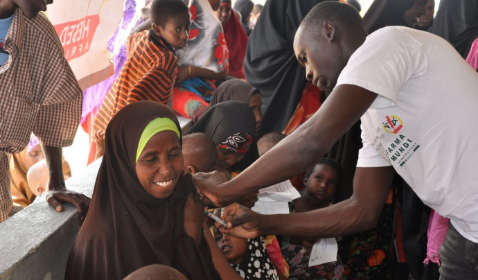 Una dona es vacuna en una campanya realitzada a Kènia. Font: Farmamundi