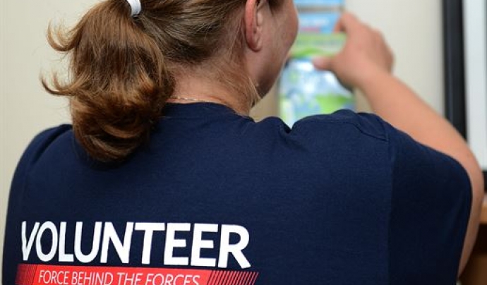 Una voluntària d'esquena mostra la seva samarreta. Font: Joint Base Langley-Eustis