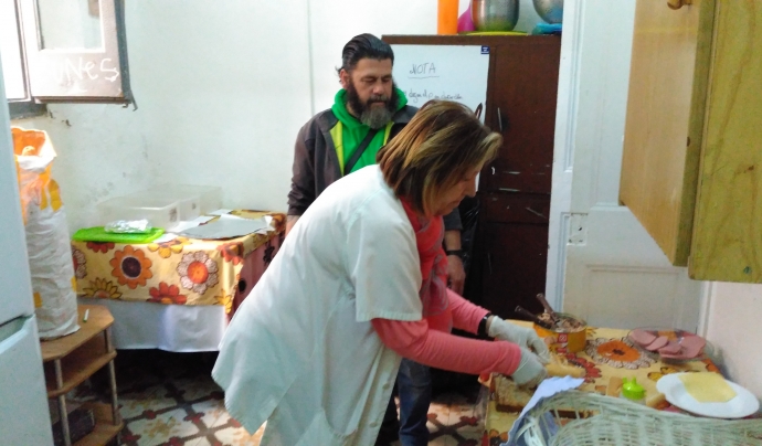 Una de les voluntàries de Yaya Luisa fent entrepans per esmorzar per a les persones del centre. Font: Laura Morral 