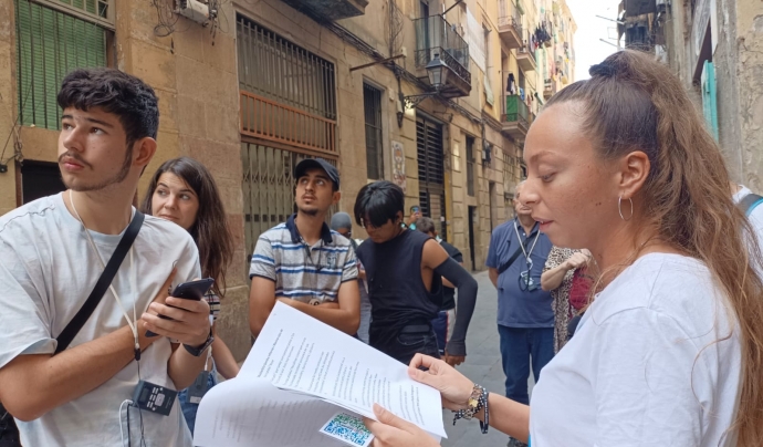 Talita Gabarre, de l'associació Carabutsí, explicant la ruta de la rumba catalana per a un grup de la cooperativa Colectic. Font: Colectic