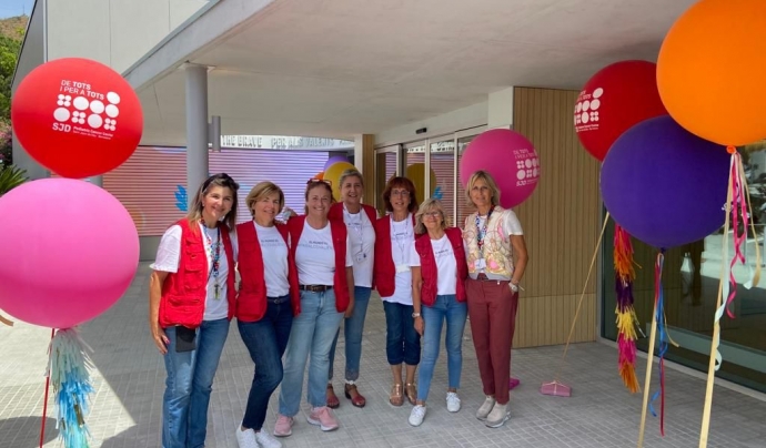 Silvia Avila, segona per l'esquerra, amb les companyes voluntàries de l'Hospital maternoinfantil de Sant Joan de Déu de Barcelona. Font: Hospital Sant Joan de Déu