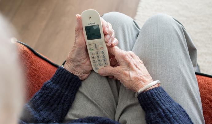 La gent gran, col·lectiu de risc, pot fer ús de la xarxa de voluntariat trucant per telèfon Font: Sabine van Erp