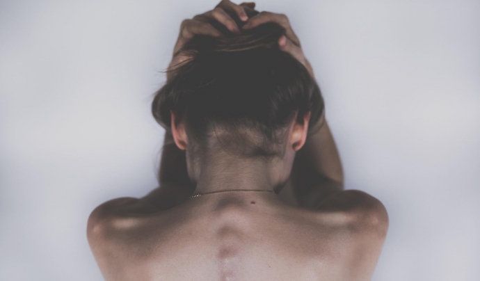 Una dona sense samarreta s'agafa el cap amb les mans en actitud de desesperació. Font: Pixabay