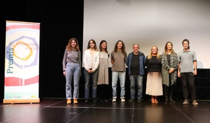 Foto de família de guanyadors i jurat dels Premis Economia Social 2021 Font: Aleix Auber